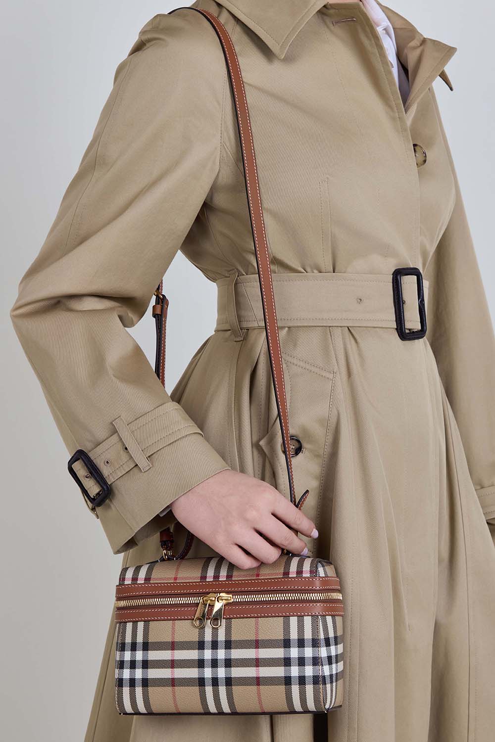 תמונת כל הלוק של תיק כתף